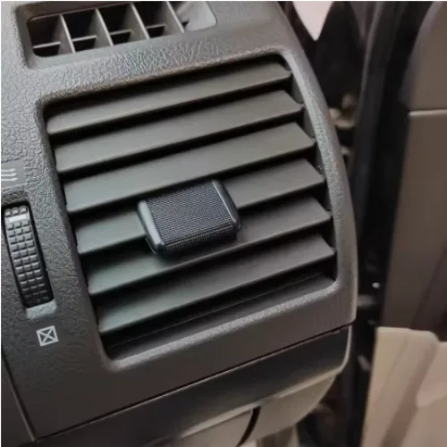 Pin de rejilla instalado en el tablero del Toyota Prado TX